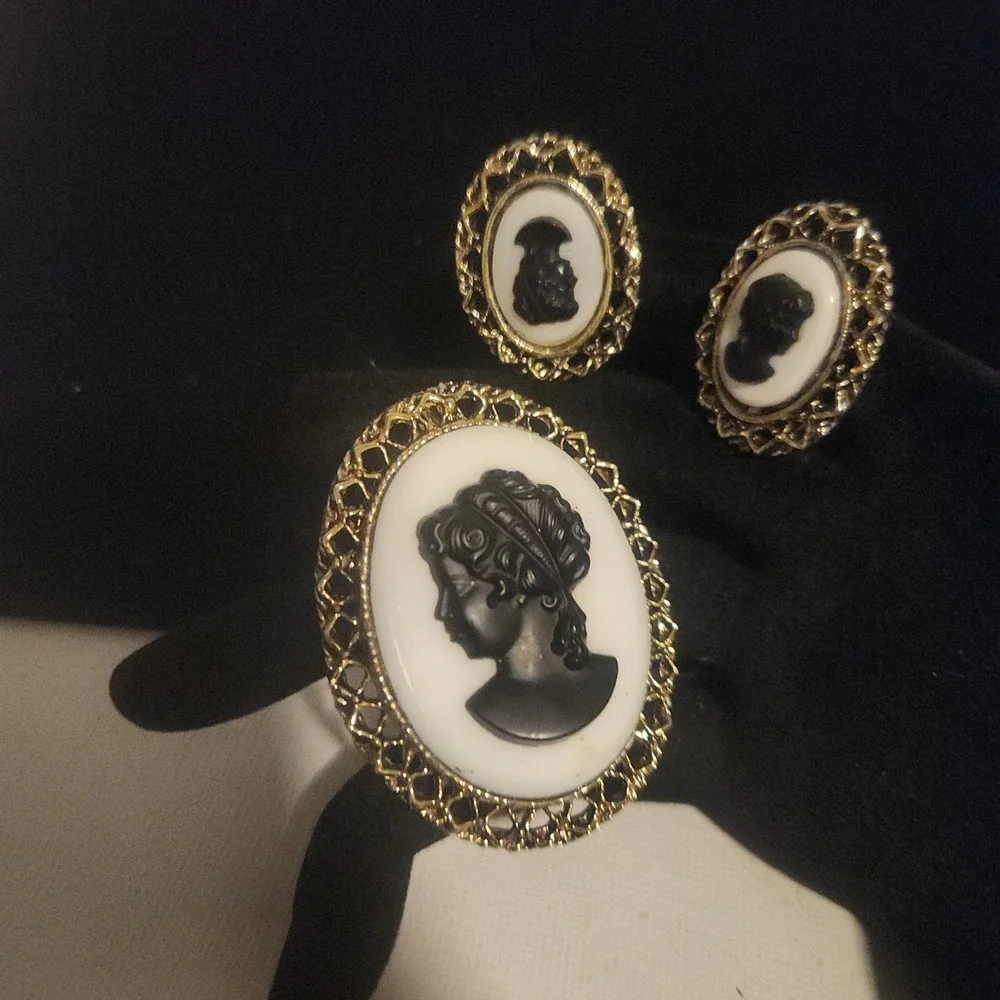 Vtg Cameo Brooch and Clip On Earrings Set‎ Gold Tone Black White Filigree READ
